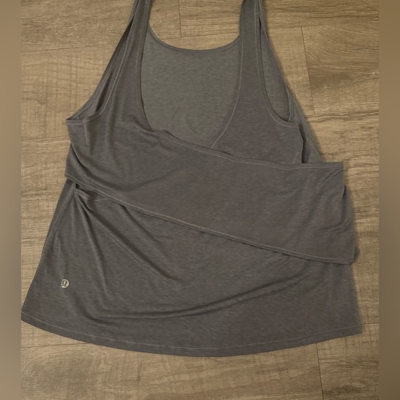 Lululemon Gray Criss Cross Tank Top and built in Beige Sports Bra Size 6 - Picture 4 of 12